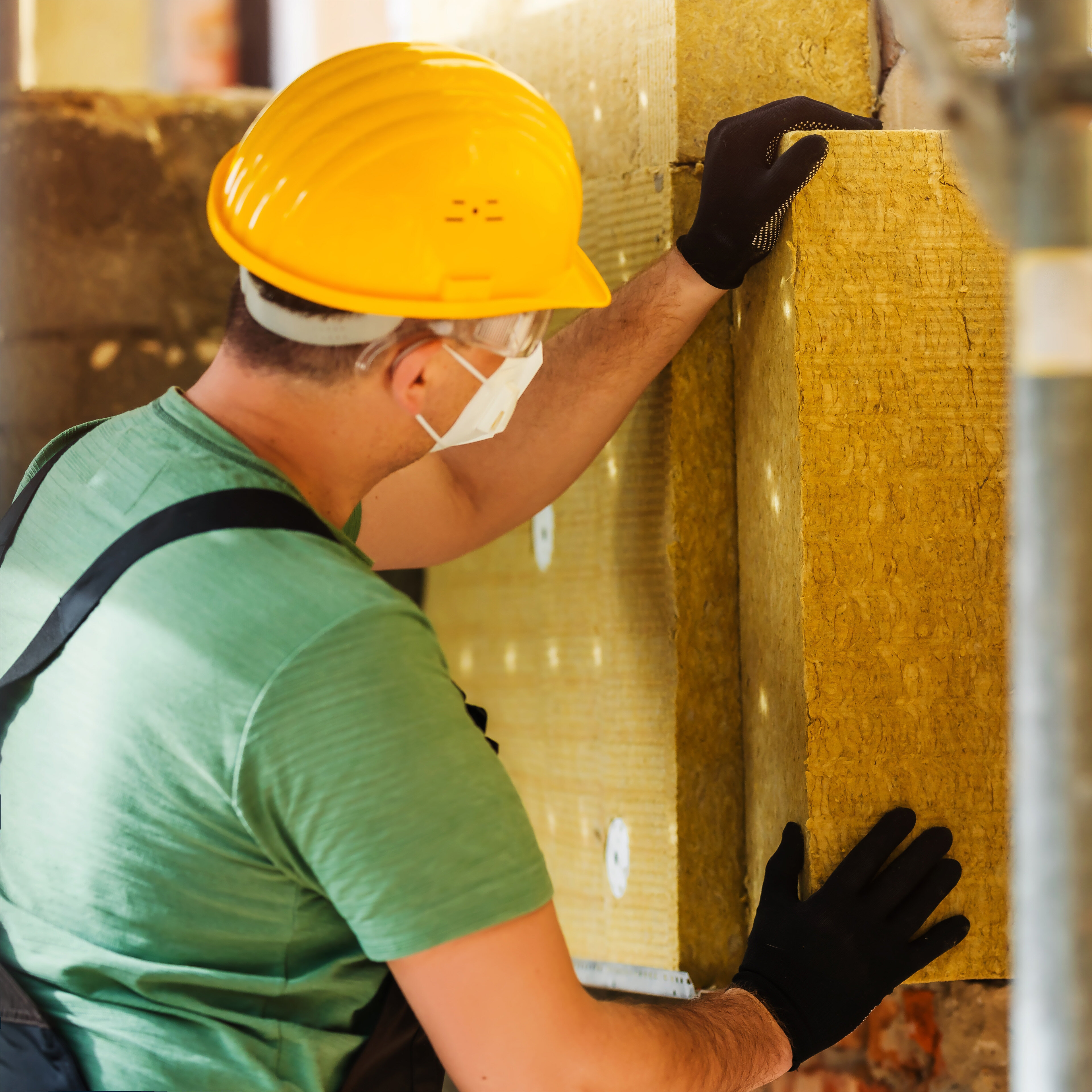 un artisan isole un mur